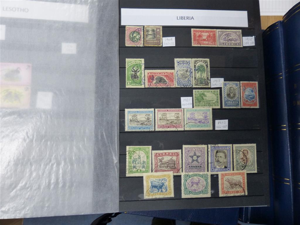 10 stamp albums of World stamps,